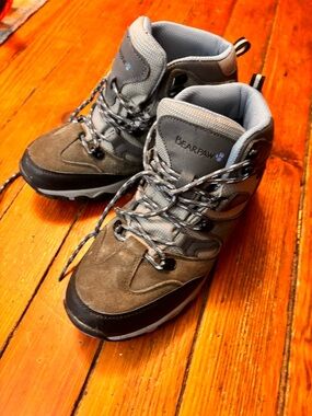 BearPaw Woman’s 8.5 Waterproof/ Winter Hiking Boots